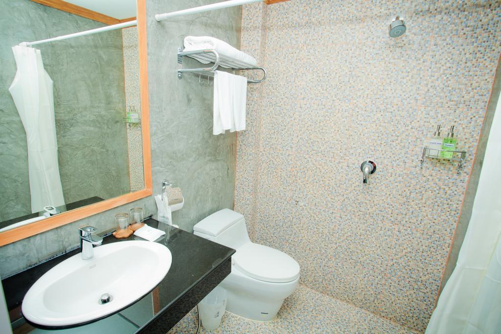 Chaphone Guesthouse Phuket Bagian luar foto