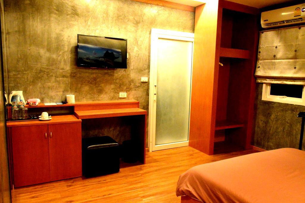 Chaphone Guesthouse Phuket Bagian luar foto