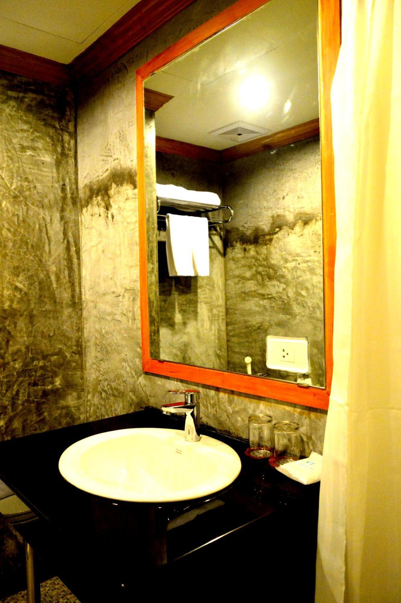 Chaphone Guesthouse Phuket Bagian luar foto